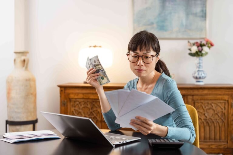 How Gen Z’s ‘Cash Stuffing’ Trend Trades Digital Convenience for Physical Control